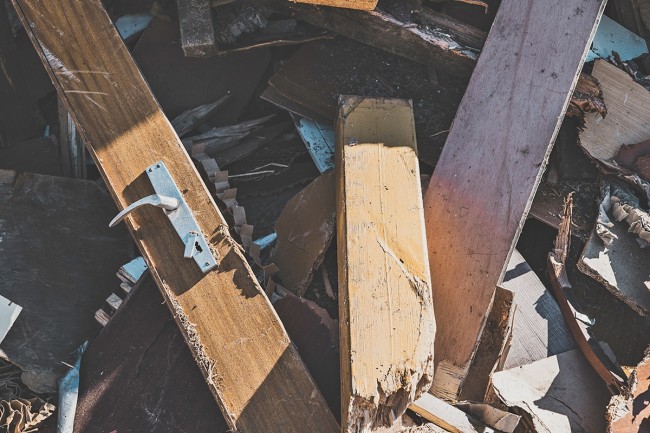 Thermisches Altholz, das der Verbrennung zugeführt wird