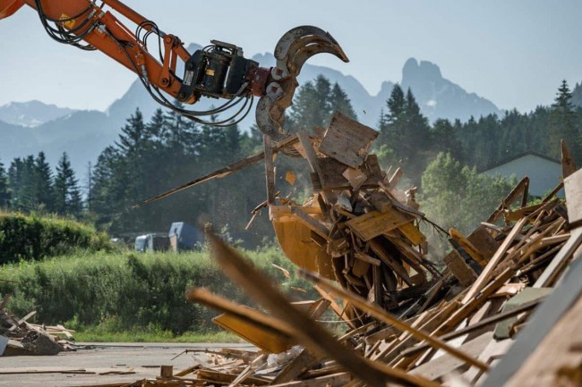 Verarbeitung von Altholz durch Altholz-Recycling