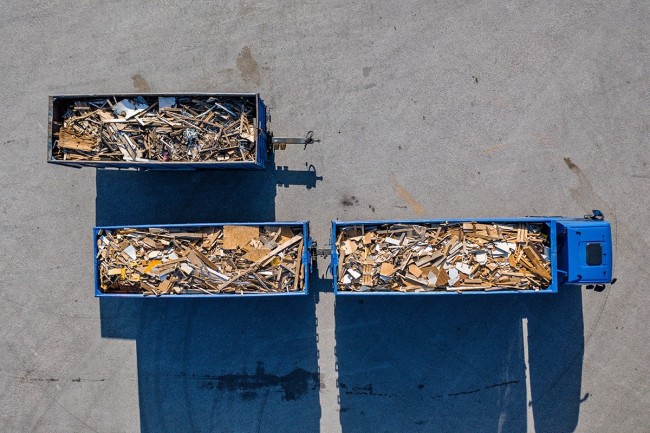 LKW mit Anhänger beladen mit Altholz