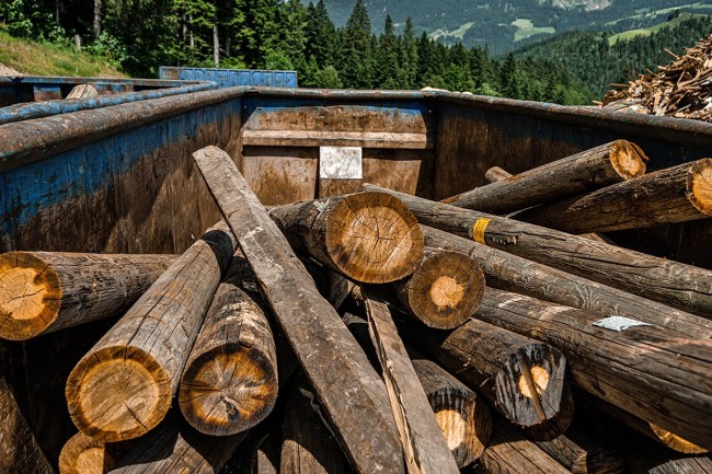 Gefährliche Hölzer wie Bahnschwellen, Holzmasten etc.